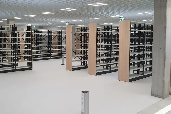 Rafturi pentru bibliotecă într-un interior modern