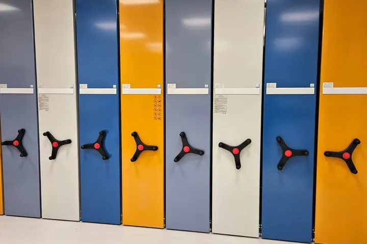 Rafturi mobile colorate cu fronturi metalice