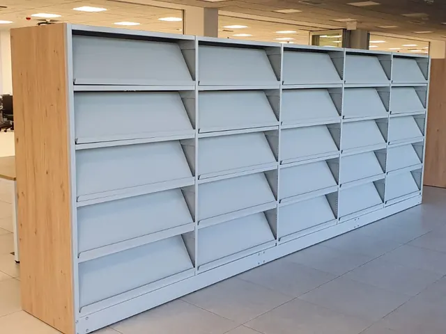 Rafturi joase de bibliotecă într-un interior luminos