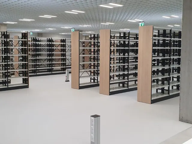 Spațiu deschis cu rafturi de depozitare